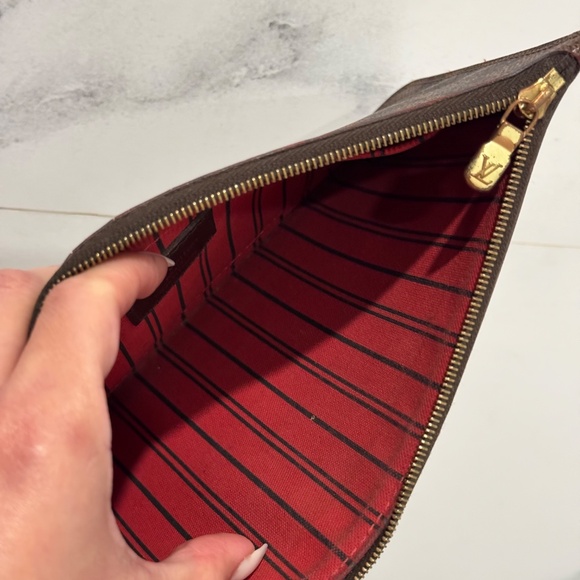 Louis Vuitton Neverfull MM Pochette in Damier Ebene in Excellent Condition - Picture 7 of 9